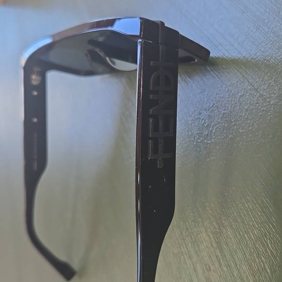 Fendi authentic sunglasses - Picture 3 of 10